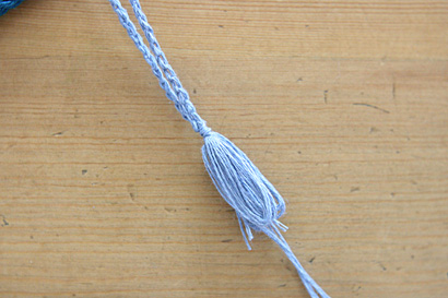 ⑨タッセルの糸束を半分に折ります