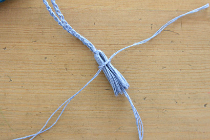 ⑩タッセルの頭の部分をかた結びします