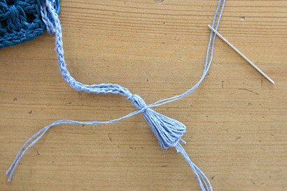 ⑪糸端にとじ針を通します