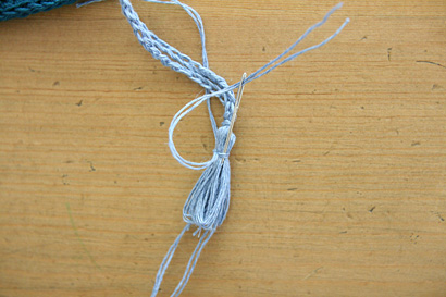 ⑫糸端を糸束の中に混ぜ込みます