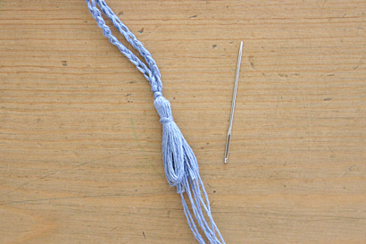 ⑬糸端を2本とも糸束に混ぜ込みます