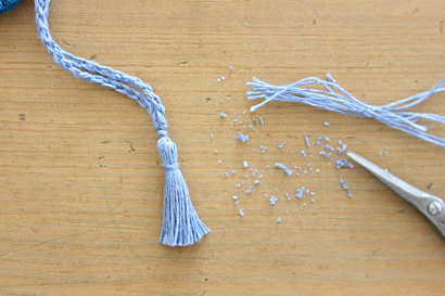 ⑭タッセルの長さを切りそろえます