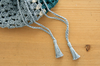 ⑮もう一方のひもの先にもタッセルをつけます