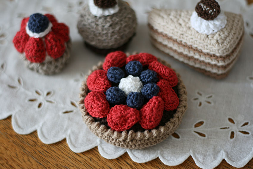 かぎ針編み フルーツいっぱいのタルト