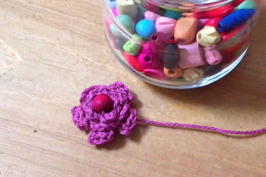 かぎ針編み 小さなお花にビーズをつけたら