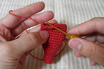 ①えびの頭に糸をつけて編みます