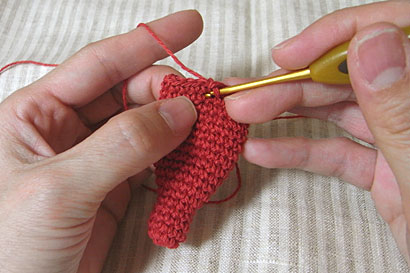 ②1段ずつ真下にさがるように引き抜き編み