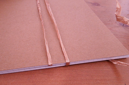 ④糸の巻きはじめをノートに挟みます