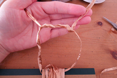 ⑥タッセルの頭の上をしっかりと結びます