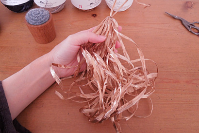 ⑧ノートの台紙から糸をはずしました