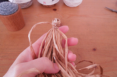 ⑨タッセルの頭を作るように結びます