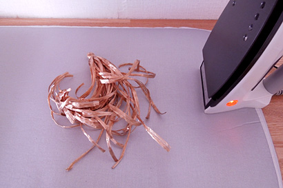 ⑫浮かせながらスチームアイロンをかけます