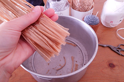 ⑭タッセルのすそを切りそろえます