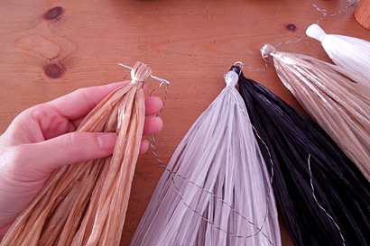 ⑮細い糸でタッセル同士をつないでいきます