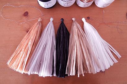 ⑰5cmくらい間隔をあけて糸にタッセルを通します