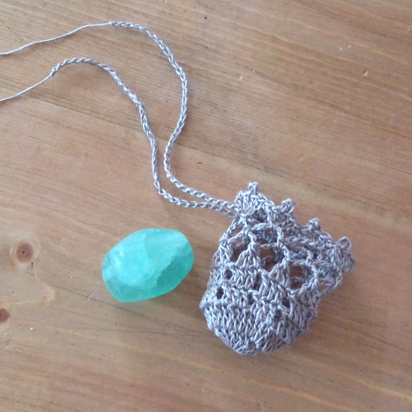 かぎ針編み 小袋ペンダント_天然石を入れたり