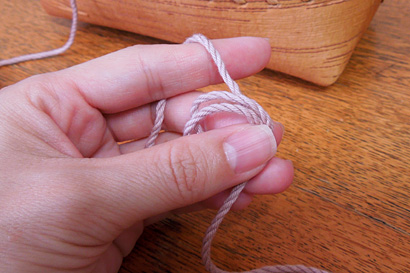 かぎ針編み わ編み [3]糸の輪を持ち直します