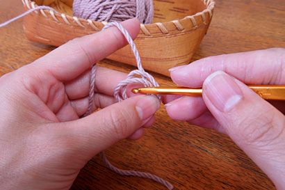 かぎ針編み わ編み [4]針を糸の輪の中に入れます