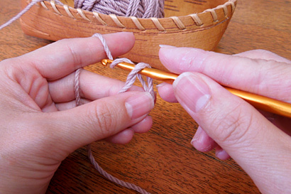 かぎ針編み わ編み [5]針に糸をかけます