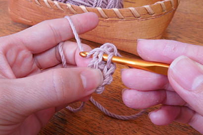 かぎ針編み わ編み [16]糸をかけ、3つのループから引き出します