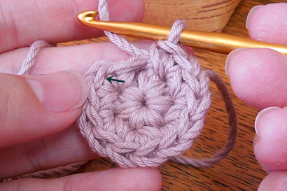 かぎ針編み わ編み [33]矢印の先に針を入れて引き抜き編みをします