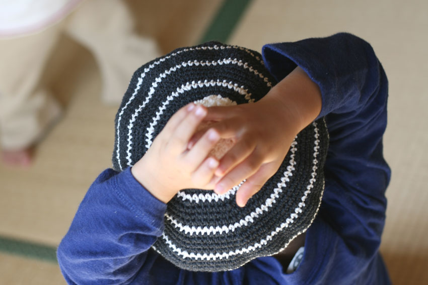 かぎ針編み ボンボンつき子どもベレー帽