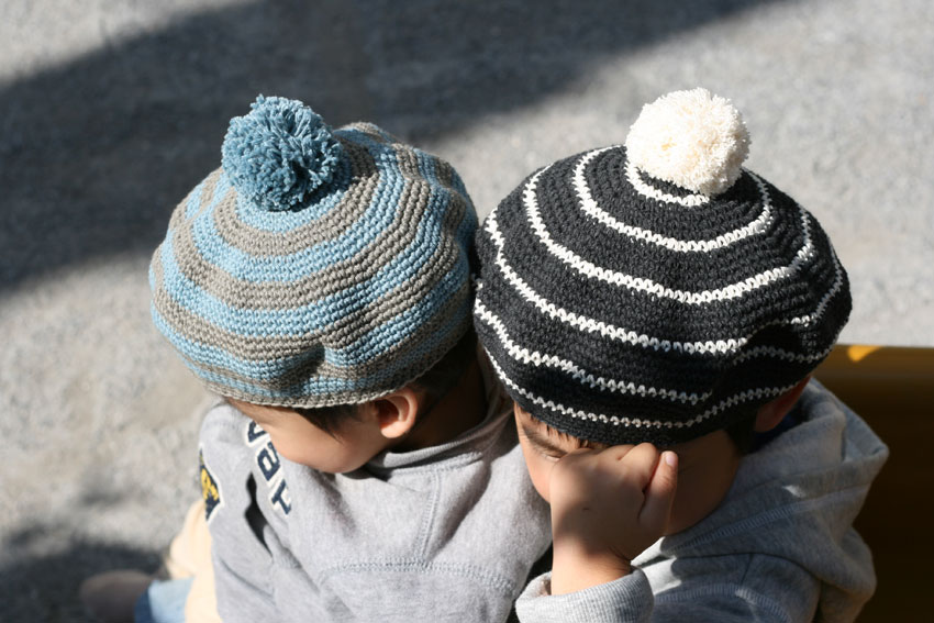 かぎ針編み ボンボンつき子どもベレー帽