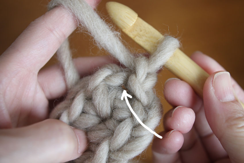 かぎ針編み 矢印のところに針を入れます