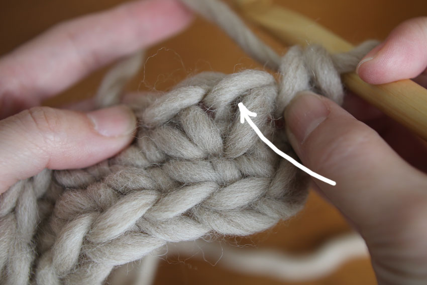 かぎ針編み 矢印の先に針を入れます