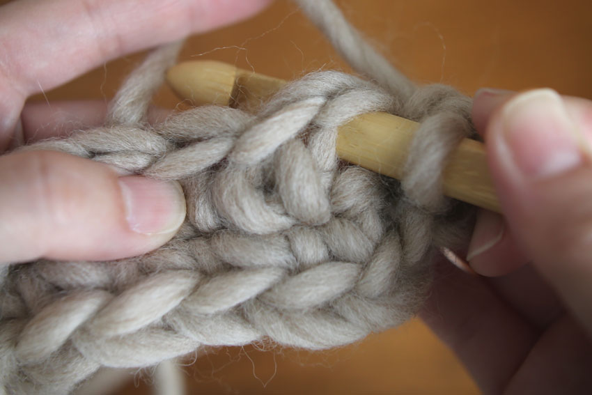 かぎ針編み 針を入れ、前段のくさりを束にすくっています