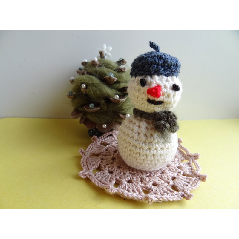 かぎ針編み Ricoさんの「ベレー帽の雪だるま」