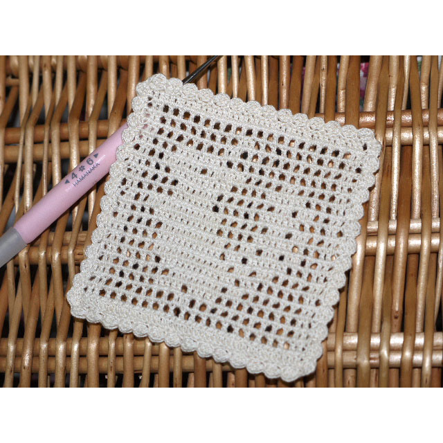 かぎ針編み 編み物屋さん[ゆとまゆ]さんの「りすのドイリー」