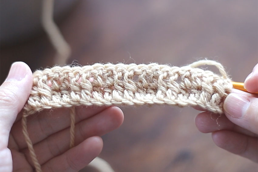 かぎ針編み 2段目を編み終えた後の、編み地の表側の様子