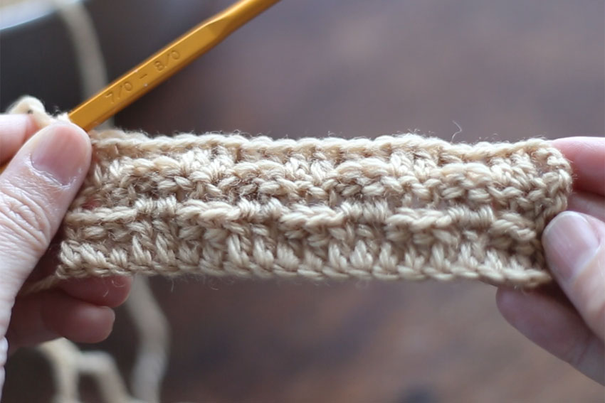 かぎ針編み 3段目を「裏引き上げ編み」で編み終えました