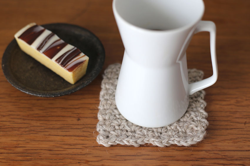 かぎ針編み 往復編みのコースター 使用イメージ
