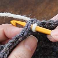 引き抜き編み[1] 前段の目に針を入れます。