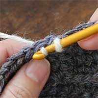 引き抜き編み[3] 針のループにもくぐらせます。