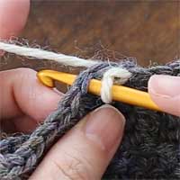 引き抜き編み[5] となりの目に針を入れます。