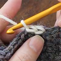 引き抜き編み[8] 2目編めました。同じ要領で繰り返します。