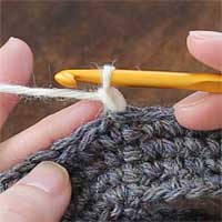 こま編み[1] 立ち上がりのくさり1目を編みます。