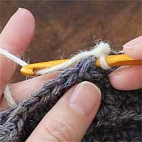 こま編み[4] 針を入れたら、糸をかけて引き出します。