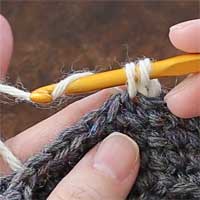 こま編み[6] 糸をかけ、2つのループをくぐらせます。