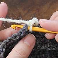 こま編み[8] 次の目は、となりに針を入れて[4]～[7]を繰り返します。