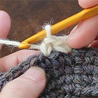 こま編み増し目[3] こま編みが1目編めました。