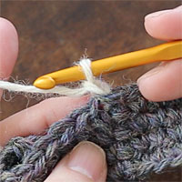 こま編み2目一度[1] 立ち上がりのくさりを編みます。