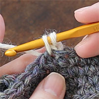 こま編み2目一度[3] 糸を引き出しました。そのまま左となりの目に針を入れます。