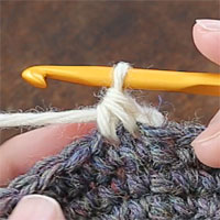 こま編み2目一度[7] ループをくぐらせて糸を引き出し、こま編み2目一度が完成しました。