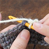 こま編み2目一度[8] 次の目に針を入れ [2]～[7]の手順を繰り返します。