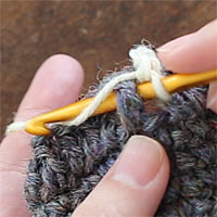 こま編み表引き上げ編み[2] 糸をかけます。