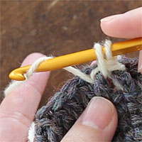 こま編み表引き上げ編み[4] もう一度糸をかけて引き出します。